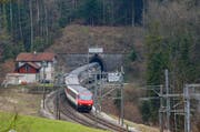 Der Engpass beim einspurigen Albistunnel soll durch den zweispurigen Zimmerberg-Basistunnel II behoben werden. (Bild: Archiv Stefan Kaiser/Neue ZZ)