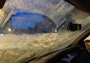 Mit derart vereisten Scheiben zu fahren gefährdet nicht nur den Fahrer sondern auch andere Verkehrsteilnehmer. (Bild: Zuger Polizei)
