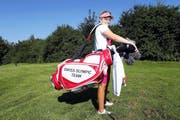 Fabienne In-Albon auf dem Golfplatz Holzhäusern, wo sie als Kind erstmals mit dem Sport in Berührung kam. (Bild Werner Schelbert)