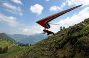 Ein Delta-Segler startet beim Swiss Masters in Dallenwil. (Archivbild Neue LZ)