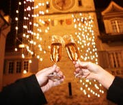 In der Altstadt wird aufs neue Jahr angestossen. Bild Stefan Kaiser/Neue ZZ