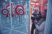 Das Spiegellabyrinth «See you». (Bild: Dominik Wunderli (Luzern, 12. April 2017))