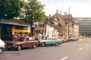 1978 Wartende Autos vor der Tankstelle beim Pneumatikhaus (Benzinpreis: 55 Rappen). Mitte hinten beim Pilatusplatz das inzwischen abgerissene Restaurant Schmiede. Rechts hinten das markante Stirngebäude der Überbauung Hallwilerweg 5, unter anderem mit dem kantonalen Passbüro. (Bild: pd)