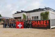 Das Team der Hochschule Luzern nach der Fertigstellung seines Solarhauses in Versailles. (Bild: PD)