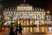 Bunt wie ein Adventskalender: die farbigen Fenster im «Schweizerhof». (Bild Boris Bürgisser)