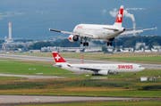 Bei bestimmten Wetterlagen wird der Abflug verändert. Bild: Steffen Schmidt/Keystone (Zürich, 15. Juli 2012)