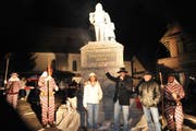 Narrenvater Alois Arnold (Dritter von rechts) eröffnet die Fasnacht in Steinen. (Bild Erhard Gick/Neue SZ)