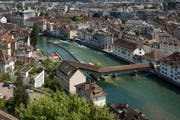 An der Stahlklappe des neuen Seitenwehrs (rechts im Bild) wird gebaut. (Bild: Keystone)