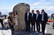 Die chinesische Delegation posiert stolz vor dem Emei-Stein auf der Rigi. (Bild: pd)
