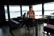 Die Skylounge muss ihre Öffnungszeiten wieder anpassen. (Archivbild Werner Schelbert)