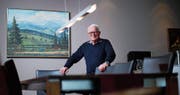 Toni Müller – hier am heimischen Esstisch – singt auch im Kirchenchor. (Bild: Stefan Kaiser (Oberägeri, 17. November 2017))