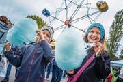 Am Wochenende war es auch in Grosswangen wieder so weit. Benjamin und Flavia versüssten sich den Chilbi-Besuch mit Zuckerwatte. (Bild: Philipp Schmidli (Grosswangen, 8. Oktober 2017))