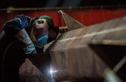 Der Frankenschock hat in der Maschinenindustrie tiefe Spuren hinterlassen. (Bild: Gabriele Putzu/Keystone (Airolo, 2. September 2015))