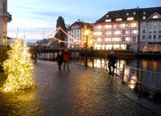 Menschen im Banne des Lichterglanzes von Weihnachten. (Bild: Leserbild: Niklaus Rohrer)