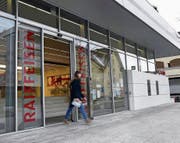 Die Raiffeisenbank-Filiale in Oberägeri soll voraussichtlich 2019 geschlossen werden. (Bild: Werner Schelbert (22. März 2018))
