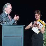 Der Präsident der Zuger Übersetzer, Jürg Scheuzger, übergibt Eveline Passet das Stipendium. (Bild: Maria Schmid, (Zug, 11. Juni 2017))