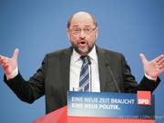 Der SPD-Parteivorsitzende Martin Schulz spricht beim SPD-Sonderparteitag in Bonn. Die Delegierten stimmen bei ihrem Parteitag darüber ab, ob die SPD in Koalitionsverhandlungen mit der Union einsteigt. (Bild: Oliver Berg/EPA)