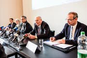 Medienkonferenz zum Untersuchungsbericht der Polizeiaffäre mit Adi Achermann, interimister Polizeikommandant, Regierungsräte Yvonne Schärli und Guido Graf, Untersuchungsbeauftragte Jürg Sollberger und Polizeikommandant Beat Hensler. (Bild: Roger Grütter / Neue LZ)
