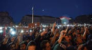Demonstranten protestieren vor dem Parlamentsgebäude in Budapest gegen das umstrittene Bildungsgesetz. (Bild: Zoltán Balogh/EPA (9. April 2017))