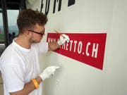 Letzer Schliff mit dem feinen Pinsel: Jonas Bettin macht Präzisionsarb eit. (Bild: PD/Luzernermaler)