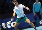 Gerät gegen David Goffin im zweiten und im dritten Satz immer wieder in Schieflage: Roger Federer. (Bild: Neil Hall/EPA (London, 18. November 2017))