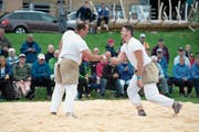 Roland Kälin (links) und Marcel Bieri reichen sich freundschaftlich die Hand. (Bild: Maria Schmid (Zugerberg, 23. Juli 2017))