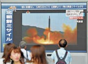 Fussgänger betrachten vor einem TV-Sender die Bilder des nordkoreanischen Raketenstarts. (Bild: The Asahi Shimbun/Getty (Osaka, 29. August 2017))
