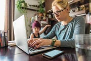 Sie trinkt Kaffee und schreibt, der Sohn geduldet sich nebenan: So einfach sei das Leben als Influencermutter nicht, sagt eine Schweizer Bloggerin. (Bild: Getty)