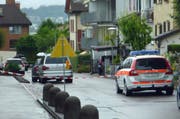 Tatort Lachen: Die Polizei sperrte das Gebäude weiträumig ab. (Bild: Leserreporter)