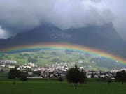 Wolken, Sonne und ein Regenbogen: Blick diese Woche vom Talkessel Richtung Mythen. (Bild: Leserbild Werner Suter)