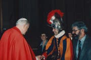 Am Tag seiner Vereidigung zusammen mit seinen Eltern bei einer Audienz bei Papst Johannes Paul II. (Bild: pd)