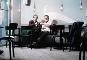 Walter (links) und Peter Speck in ihrem neuen Lokal, dem «Pfauen». (Bild: Stefan Kaiser (Zug, 23. November 2017))
