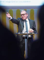Referierten unter anderen an der Tagung der Stiftung CH2048 im Theater Casino Zug: Kathrin Amacker (links), Kommunikationschefin der SBB, und FDP-Ständerat Ruedi Noser (ZH). (Bilder: Werner Schelbert (22. März 2018))