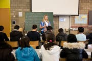 Deutschunterricht, wie sie die Asylsuchenden im Bild im Bundeszentrum auf dem Glaubenberg in Obwalden erhalten, ist für die Integration auf dem Arbeitsmarkt zentral. Die Mittel dafür und für weitere Massnahmen seien aber zu knapp, so die Kantone. (Bild: Manuela Jans-Koch / Neue LZ)