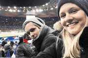 Kurz nach Spielbeginn schickten Mike und Jill Arnold dieses Selfie nach Hause. Kurz darauf explodierte ganz in der Nähe eine Bombe. (Bild: PD)