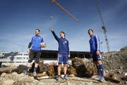 David Zibung, Gerardo Seoane und Alain Wiss freuen sich: Noch ein Jahr bis zum Anpfiff im neuen Stadion. (Bild Manuela Jans/Neue LZ)