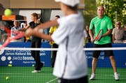 Steffi Graf und André Agassi beim Tennismatch in der Zuger Bossard-Arena im Juni 2013. (Bild: Christof Borner-Keller / Neue ZZ)