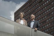 Brigitte Amrein und Gregor Schubiger vor dem Spitalgebäude in Luzern (Bild: Pius Amrein/Luzerner Zeitung)