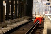 Ein SBB-Angestellter bei Reinigungsarbeiten im Luzerner Bahnhof. (Bild: Archiv / Neue LZ)