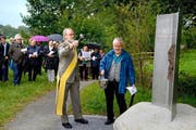 Diakon Stefan Tschudi bei der Einsegnung der ersten Station zum Thema «Hinstehen». «Wer hinsteht, fällt auf, aber nicht um», steht auf der Stele. (Bild Nadia Schärli)