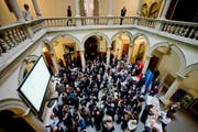 Gespannten warten auf die Ergebnisse der Kantonsratswahlen im Luzerner Regierungsgebäude. (Bild: Pius Amrein / Neue LZ)
