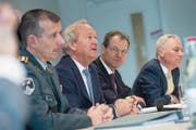 Spannen bei der Ausbildung von Kaderleuten zusammen: Divisionär Daniel Keller (links), Justizdirektor Paul Winiker, Bildungsdirektor Reto Wyss und Uni-Rektor Bruno Staffelbach. (Bild: Pius Amrein (Luzern, 21. März 2018))