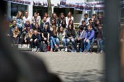Schüler verfolgen die Einweihung der neuen Solaranlage. (Bild Corinne Glanzmann)