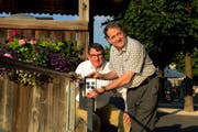 Alt Grossstadtrat Louis Baume (links) übergibt Hugo Kurmann von der Confiserie Kurmann den Schlüssel, der für den Rollstuhllift bei der Kapellbrücke benötigt wird. (Bild: Dominik Wunderli / Neue LZ)