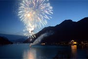 Seit 20 Jahren können die Schweizer das Feuerwerk zum 1. August, wie hier in Brunnen, nach einem entspannten, freien Tag geniessen. (Archivbild Neue LZ)