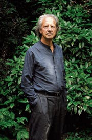 Peter Handke im Garten seines Hauses in der Nähe von Paris. (Bild: Serge Picard/VU (Paris, 15. Mai 2011))