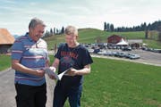 Korporationsschreiber Christian Rogenmoser und Korporationspräsident Reto Iten auf dem Raten. (Bild: Maria Schmid (30. März 2017))