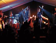 Die Coverband Abba 99 sorgt für Begeisterungsstürme. (Bild: Werner Schelbert (Buonas, 28. Juli 2017))