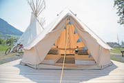 Auch Safarizelte und Tipis gehören zum Buochser Angebot. (Bild: Corinne Glanzmann)