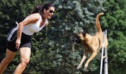 Corinne Roelli aus Eich mit ihrer fünfjährigen Malinoishündin Sunny. (Bild: PD/Olivia Matter)